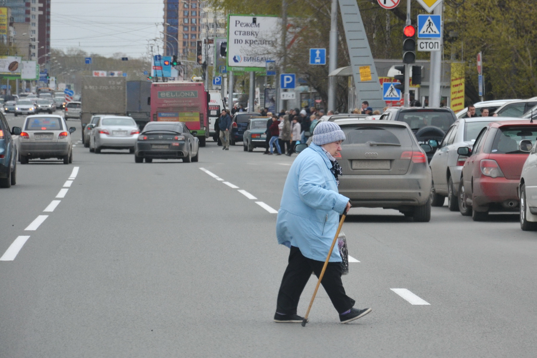 Нарушение правил пешеходом. Пешеход в неположенном месте. Пешеход на проезжей части. Бабка на дороге. Переходит дорогу в неположенном месте.